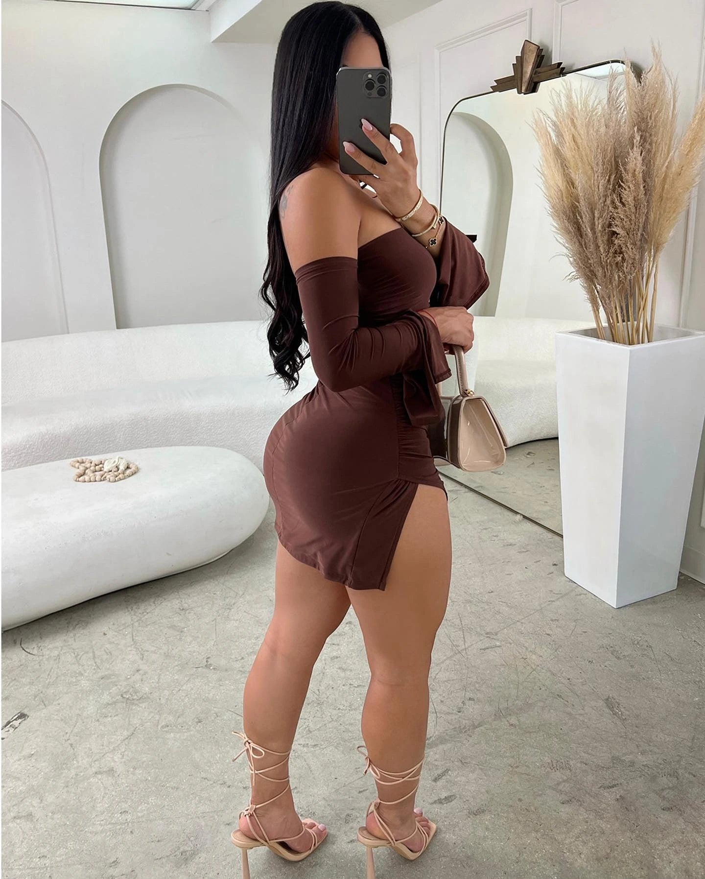 Mini vestido negro ceñido al cuerpo para mujer, sin tirantes y espalda descubierta, hombros al descubierto