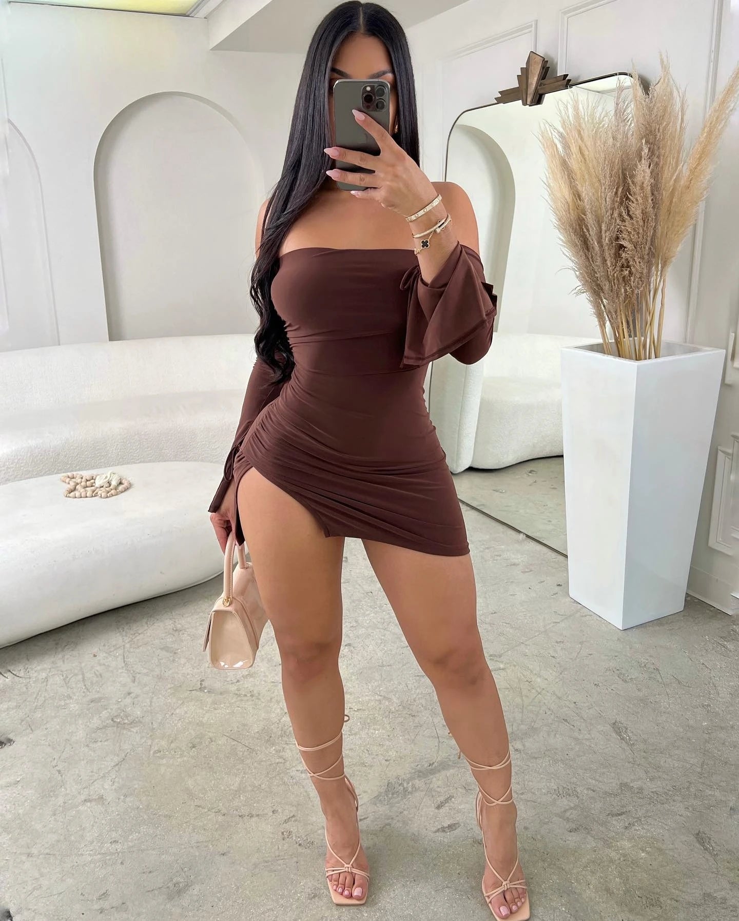 Mini vestido negro ceñido al cuerpo para mujer, sin tirantes y espalda descubierta, hombros al descubierto