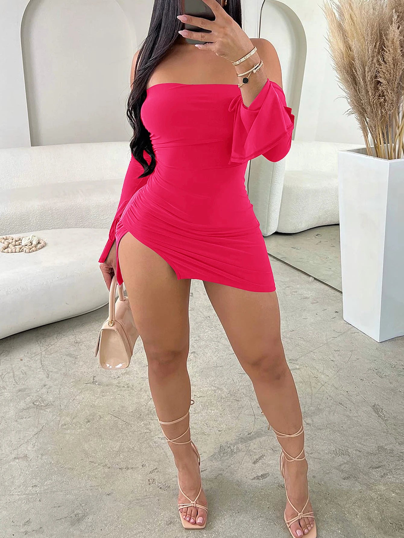 Mini vestido negro ceñido al cuerpo para mujer, sin tirantes y espalda descubierta, hombros al descubierto